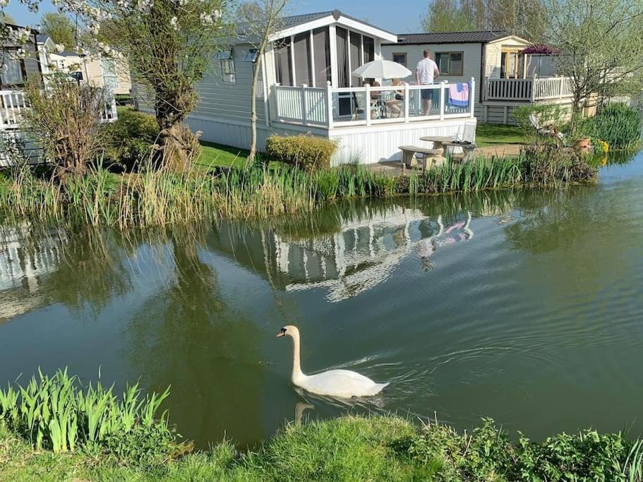 Вилла Waters Edge, Hoburne Cotswolds Саут-Керни Экстерьер фото