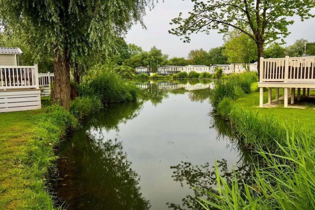 Вилла Waters Edge, Hoburne Cotswolds Саут-Керни Экстерьер фото