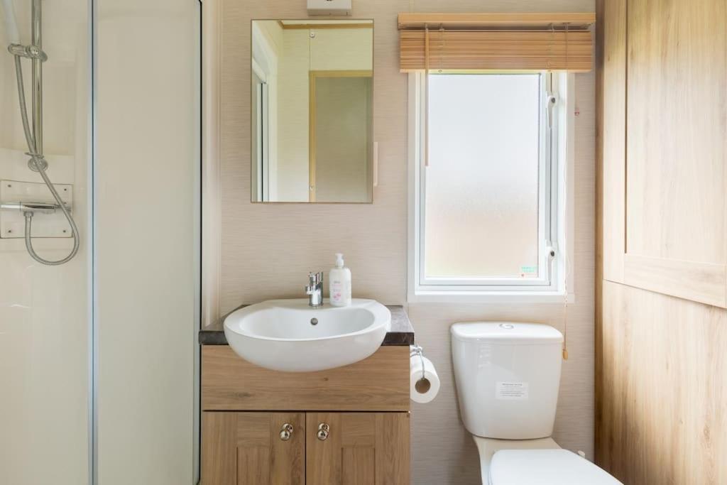 Вилла Waters Edge, Hoburne Cotswolds Саут-Керни Экстерьер фото