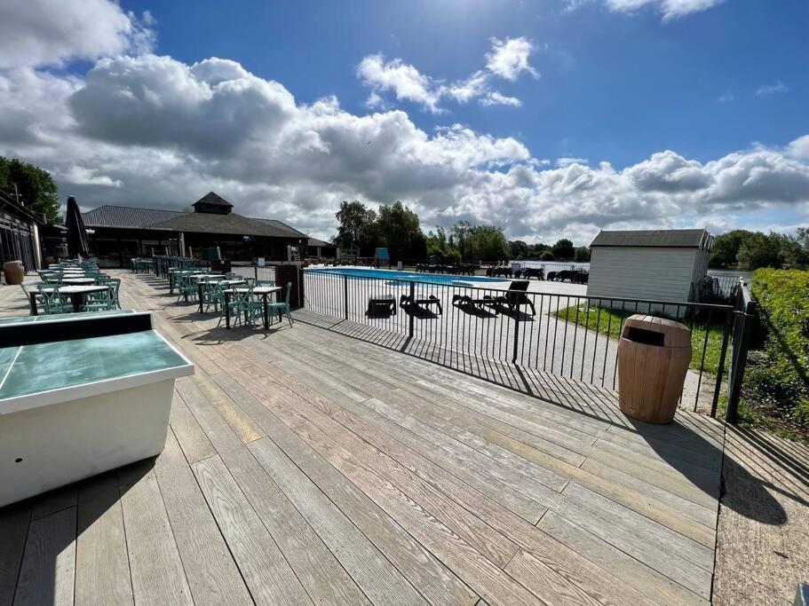 Вилла Waters Edge, Hoburne Cotswolds Саут-Керни Экстерьер фото